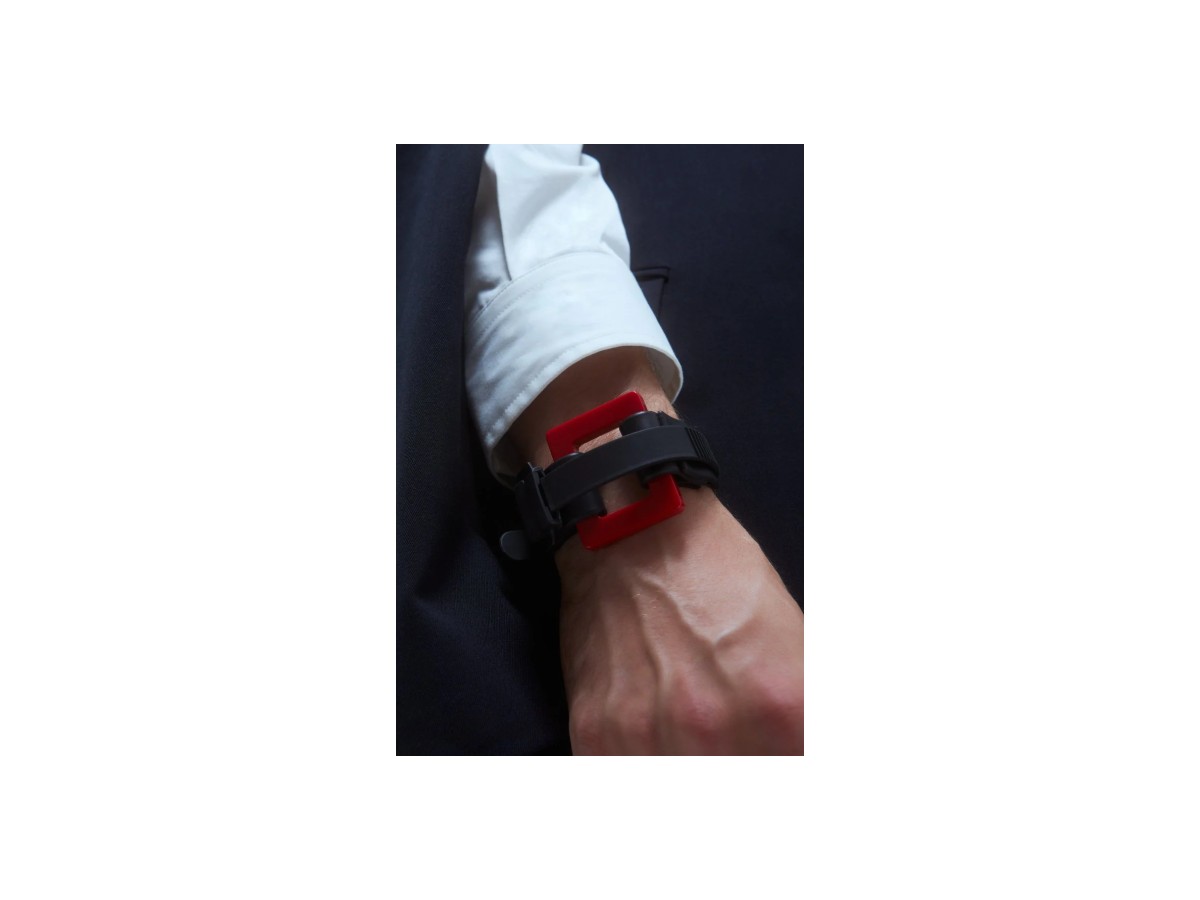B04 1 SQUARE BRACELET BLACK RED BLACK MATT 0000 vista 2